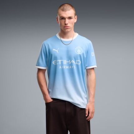 Camiseta de la primera equipación del Manchester City para la temporada 2026/2027. Modelo de adulto en color azul cielo.