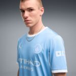 Camiseta de la primera equipación del Manchester City para la temporada 2026/2027. Modelo de adulto en color azul cielo.