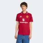 Camiseta de la primera equipación del Manchester United para adulto, temporada 26/27. Vista frontal del diseño oficial.