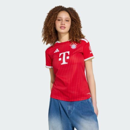 Camiseta de fútbol para mujer del Bayern Munich, primera equipación de la temporada 26/27. Vista frontal de la equipación oficial.
