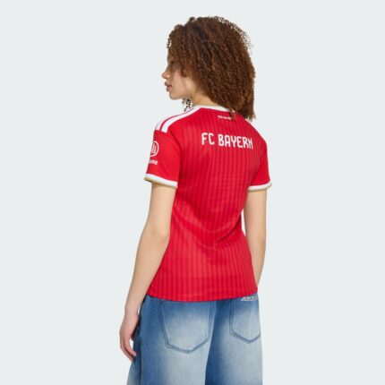 Camiseta de fútbol para mujer del Bayern Munich, primera equipación de la temporada 26/27. Vista frontal de la equipación oficial.
