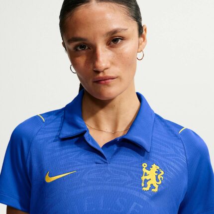 Camiseta de fútbol para mujer del Chelsea FC, primera equipación de la temporada 2026/27. Vista frontal.