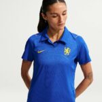 Camiseta de fútbol para mujer del Chelsea FC, primera equipación de la temporada 2026/27. Vista frontal.