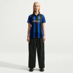 Camiseta de mujer del Inter de Milán para la temporada 2026/27, primera equipación oficial. Viste los colores Nerazzurri.