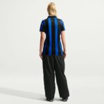 Camiseta de mujer del Inter de Milán para la temporada 2026/27, primera equipación oficial. Viste los colores Nerazzurri.