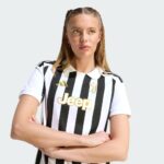Camiseta de mujer de la primera equipación de la Juventus para la temporada 2026/2027. Diseño oficial con rayas blancas y negras.