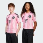 Camiseta de fútbol para niños del Inter Miami CF, primera equipación de la temporada 25/26. Color rosa y negro oficial.