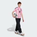 Camiseta de fútbol para niños del Inter Miami CF, primera equipación de la temporada 25/26. Color rosa y negro oficial.