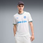 Vista frontal de la camiseta de la primera equipación del Olympique de Marseille para la temporada 26/27, versión de adulto.
