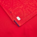 Vista frontal de la camiseta de la primera equipación del Osasuna, modelo rojo correspondiente a la temporada 2027.