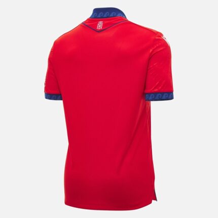 Vista frontal de la camiseta de la primera equipación del Osasuna, modelo rojo correspondiente a la temporada 2027.