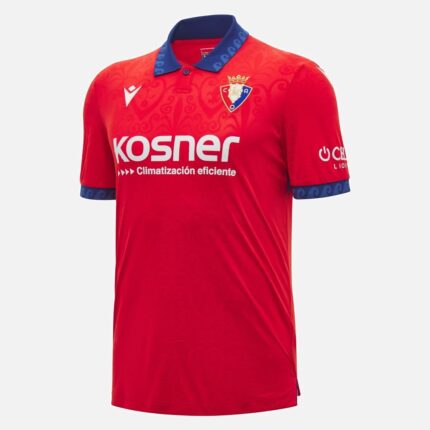 Vista frontal de la camiseta de la primera equipación del Osasuna, modelo rojo correspondiente a la temporada 2027.