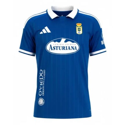Imagen de la primera equipación de la camiseta del Real Oviedo para la temporada 2026/2027, versión de adulto.