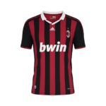 Camiseta retro AC Milan 2009/10 Primera Equipación — vista frontal en maniquí