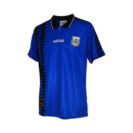Camiseta retro Argentina 1994 segunda equipación azul con patrón de rombos negros. — vista frontal en maniquí