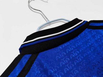 Camiseta retro Argentina 1994 segunda equipación azul con patrón de rombos negros. — foto 2