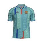 Camiseta retro del FC Barcelona de la temporada 1996/97, segunda equipación en color aguamarina. — vista frontal en maniquí
