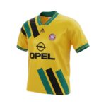 Camiseta retro Bayern de Múnich 1993/95 segunda equipación amarilla y verde — vista frontal en maniquí