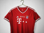Camiseta retro del Bayern de Múnich de la temporada 2012/13, primera equipación, roja con detalles blancos ymemorando la final de Wembley. — foto 10
