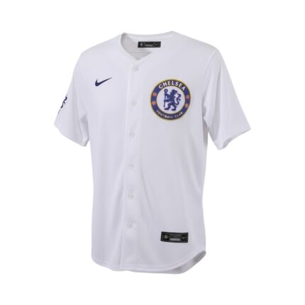 Camiseta Chelsea 2025 estilo béisbol blanca, con escudo del club y logo Nike. — vista frontal en maniquí