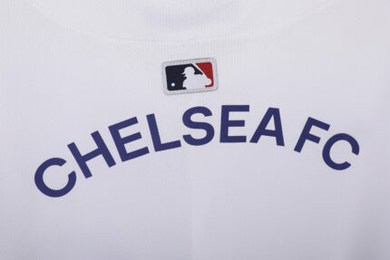 Camiseta Chelsea 2025 estilo béisbol blanca, con escudo del club y logo Nike. — foto 2
