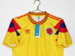 Camiseta retro Colombia 1990, primera equipación, amarilla con detalles rojos y azules. — foto 4