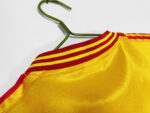 Camiseta retro Colombia 1990, primera equipación, amarilla con detalles rojos y azules. — foto 5