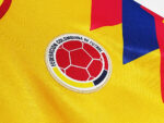 Camiseta retro Colombia 1990, primera equipación, amarilla con detalles rojos y azules. — foto 8