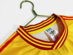 Camiseta retro Colombia 1990, primera equipación, amarilla con detalles rojos y azules. — foto 9