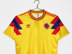Camiseta retro Colombia 1990, primera equipación, amarilla con detalles rojos y azules. — foto 10