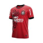 Camiseta retro del Corinthians de la temporada 2011/12, tercera equipación en color rojo con el diseño del dragón. — vista frontal en maniquí