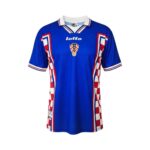 Camiseta retro Croacia 1998 segunda equipación, azul con detalles a cuadros rojos y blancos. — vista frontal en maniquí