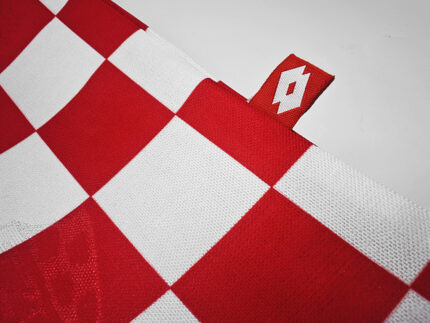 Camiseta retro Croacia 1998 segunda equipación, azul con detalles a cuadros rojos y blancos. — foto 2