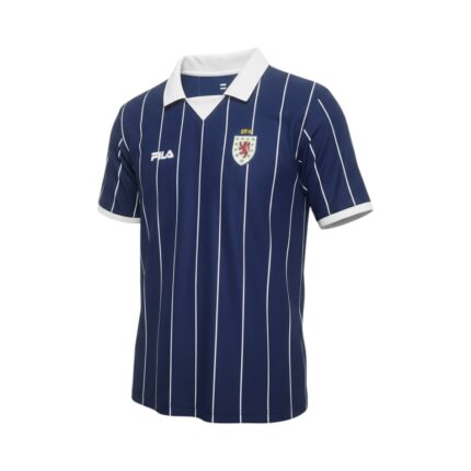 Camiseta retro de la selección de Escocia, primera equipación de la temporada 2002, color azul con rayas blancas. — vista frontal en maniquí