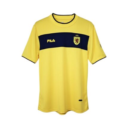 Camiseta retro Escocia 2002 segunda equipación amarilla y azul marino — vista frontal en maniquí