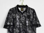 Camiseta retro Inglaterra 1990 segunda equipación negra con patrón geométrico. — foto 3