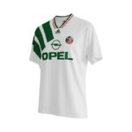 Camiseta retro Irlanda 1992/94, segunda equipación, blanca con franjas verdes. — vista frontal en maniquí