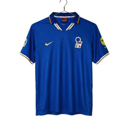 Camiseta retro de la Selección de Italia de la temporada 1996, primera equipación. — vista frontal en maniquí