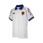 Camiseta retro de la segunda equipación de Japón de la temporada 1998, color blanco con detalles en azul y rojo. — vista frontal en maniquí