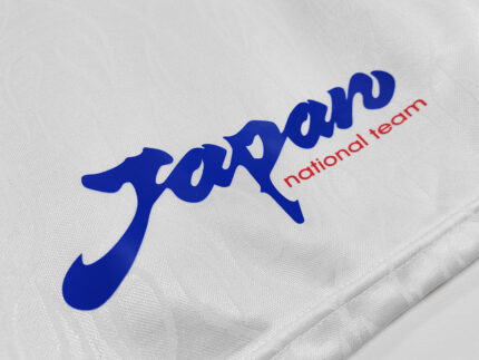 Camiseta retro de la segunda equipación de Japón de la temporada 1998, color blanco con detalles en azul y rojo. — foto 2