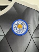Camiseta retro del Leicester City de la temporada 2015/2016, segunda equipación en negro y gris. — foto 6