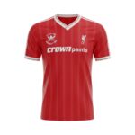 Camiseta retro del Liverpool de la temporada 1986/87, primera equipación, con el parche de la FA Cup Final 1986. — vista frontal en maniquí