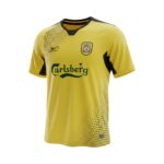 Camiseta retro Liverpool 2004/05 segunda equipación amarilla y negra — vista frontal en maniquí