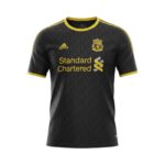 Camiseta retro Liverpool 2010/11 tercera equipación negra y amarilla — vista frontal en maniquí