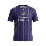 Camiseta retro Manchester City 2007/08 segunda equipación azul oscuro con rayas blancas — vista frontal en maniquí