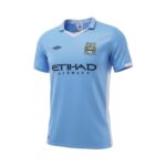 Camiseta retro Manchester City 2011/12 primera equipación — vista frontal en maniquí