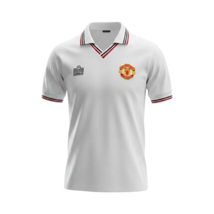 Camiseta retro Manchester United 1975/80 segunda equipación blanca con franjas negras y rojas. — vista frontal en maniquí