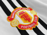 Camiseta retro Manchester United 1975/80 segunda equipación blanca con franjas negras y rojas. — foto 6