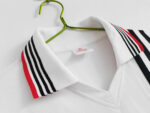 Camiseta retro Manchester United 1975/80 segunda equipación blanca con franjas negras y rojas. — foto 7
