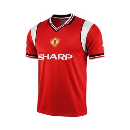 Camiseta retro Manchester United 1985 primera equipación roja con sponsor Sharp y escudo moderno. — vista frontal en maniquí